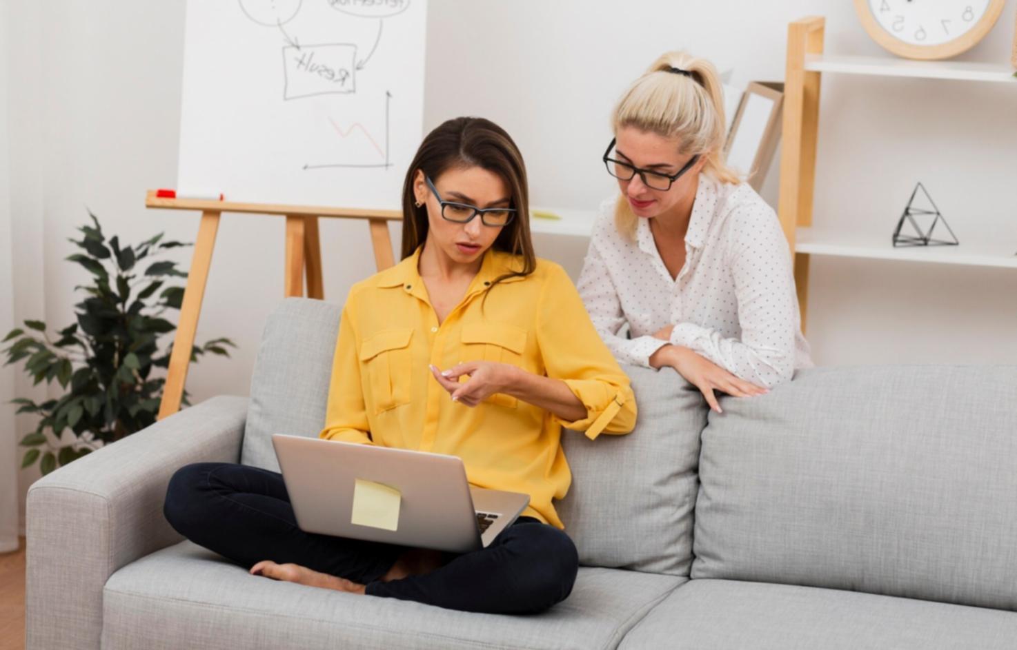 Echipa noastră în timpul unei sesiuni de analiză colaborativă în biroul din București