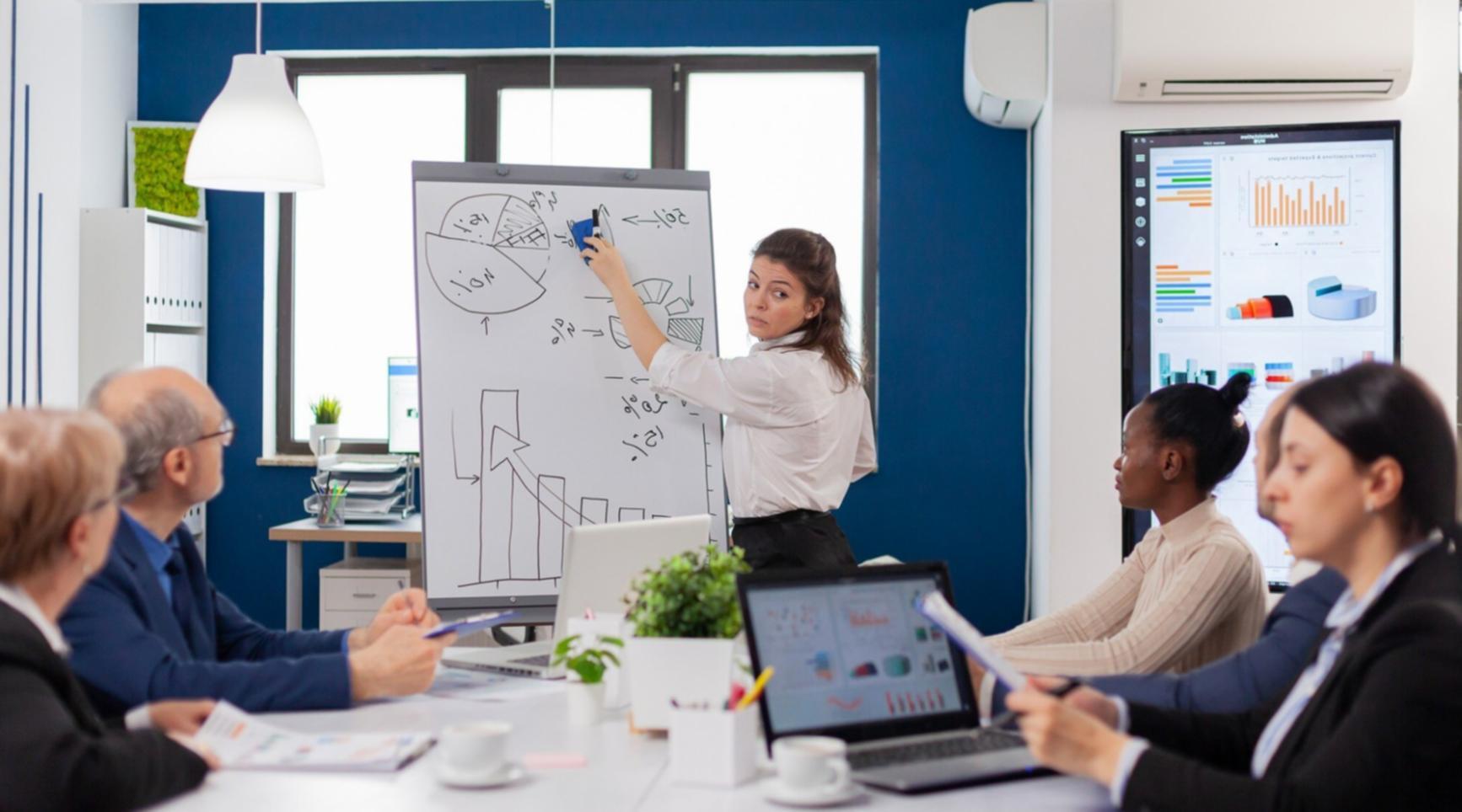 Instructor analiză financiară sectoare industriale