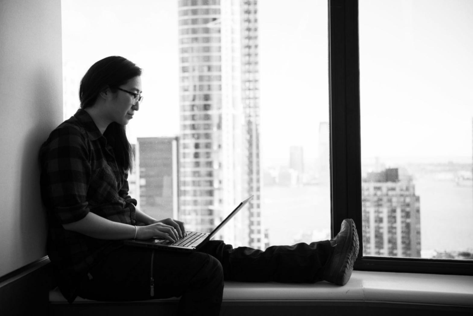 Perspectivă asupra biroului torvexalune din București unde echipa de analiză financiară lucrează zilnic