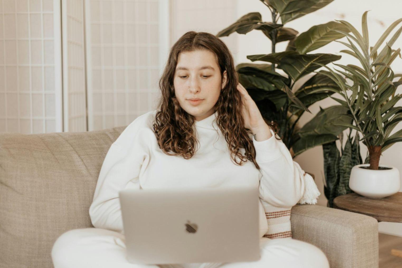 Spațiul de lucru modern cu echipamente de ultimă generație pentru analiza financiară