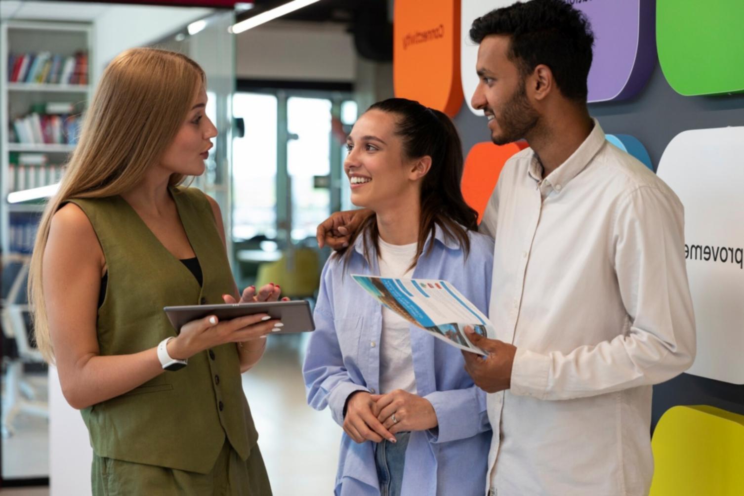 Analiză financiară detaliată pe laptop cu grafice și diagrame