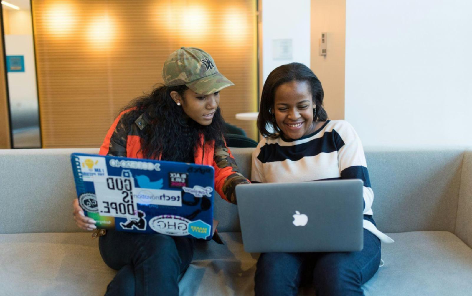 Echipă de analiza financiară lucrând la analiză sectorială